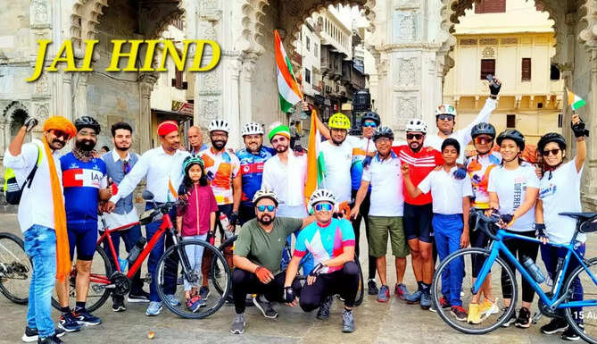 &lsquo;उदयपुर साईक्लिंग क्लब&rsquo; के सदस्यों ने बड़े ही जोश एवं उमंग के साथ &lsquo;उदयपुर स्मार्ट सिटी&rsquo; के सहयोग से उदयपुर की हैरिटेज सिटी में अपने सदस्यों के साथ महत्वपूर्ण स्थानों पर साईक्लिंग की तथा एकता का परिचय दिया।