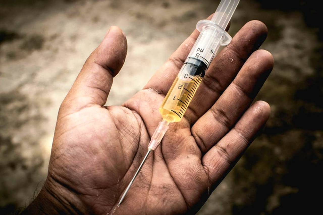 Suicide-Male nurse injects himself to death