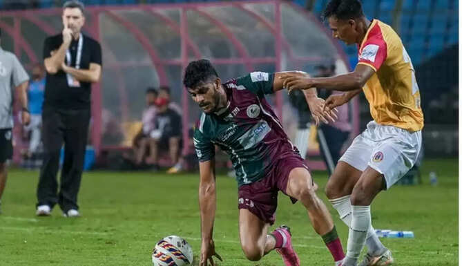 East Bengal defenders block a Mohun Bagan attack during the Super Cup Kolkata Derby as players battle in a tight goalless match, securing East Bengal&rsquo;s semifinals spot.