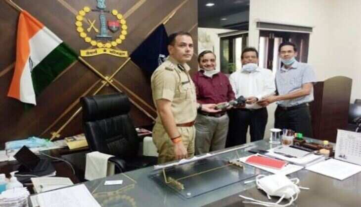 यूसीसीआई ने उदयपुर पुलिस को सौंपे 1500 छाते और 1500 मास्क