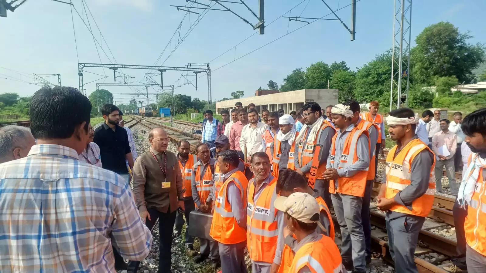 Railway Board Member (Infrastructure) Shri Anil Kumar Khandelwal arrived at Udaipur station of Ajmer Division today on a one-day visit.