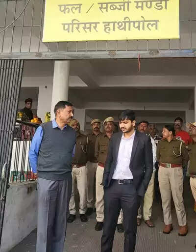 &ldquo;Udaipur Municipal Commissioner Abhishek Khanna inspecting Hathipol Vegetable Market and public facilities.&rdquo;