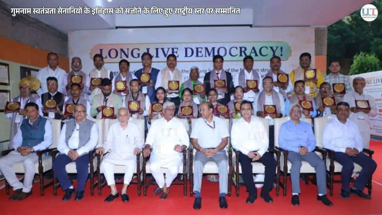 CCRT के राष्ट्रीय सम्मान समारोह में डॉ. हुसैनी बोहरा को डिजिटल डिस्ट्रिक्ट रिपॉजिटरी परियोजना में योगदान के लिए सम्मानित करते हुए।